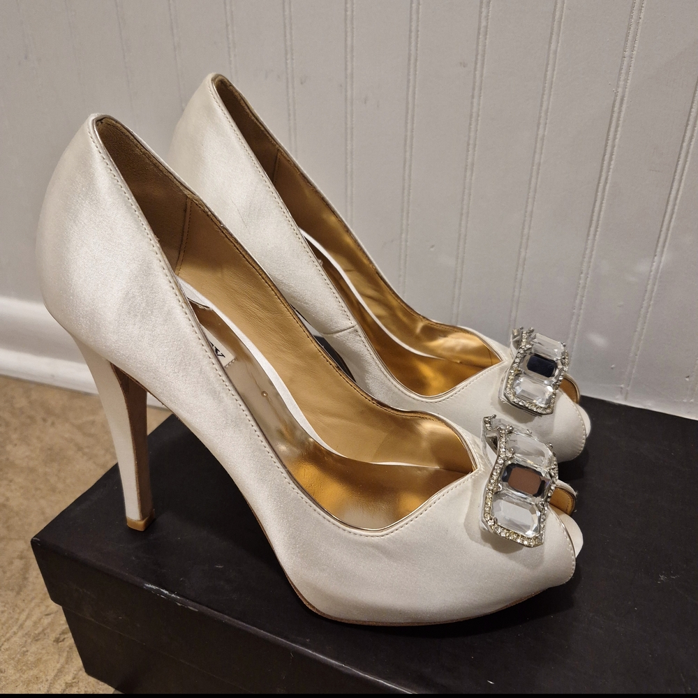 NIB Badgley Mischka Elegant White Satin Peep-Toe Heels With Jewel Embellishments